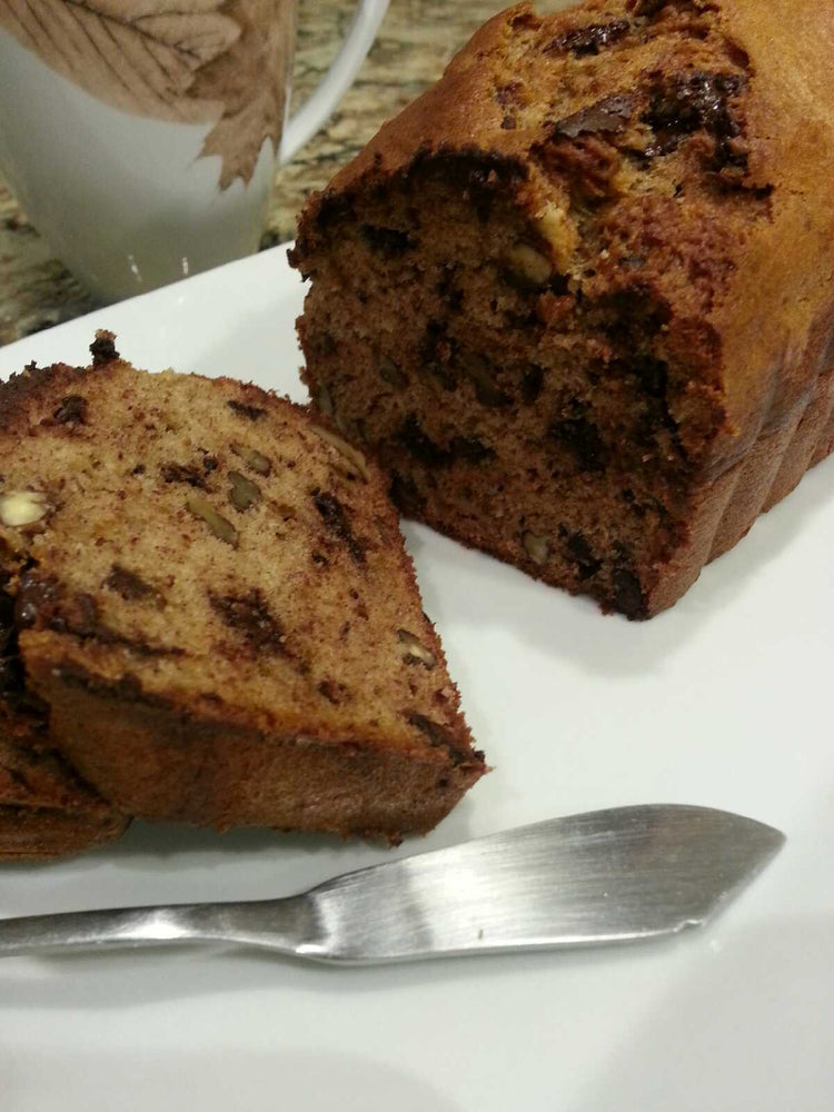 Pain aux bananes avec chocolat noir et noix grillées