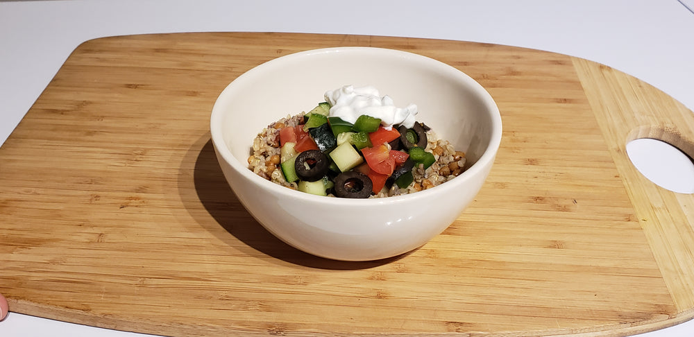 Saladier grec sain pour le cœur avec une vinaigrette grecque à l'huile de caméline originale de Three Farmers