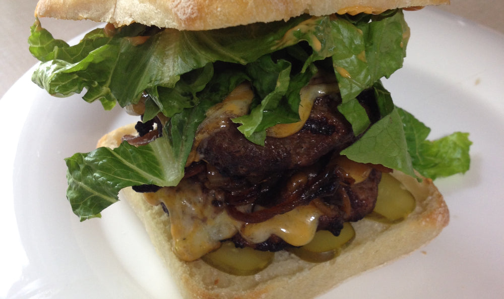 Big Daddy Burger avec oignons et champignons braisés à la bière