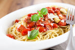 Pâtes aux tomates et au basilic avec salade verte